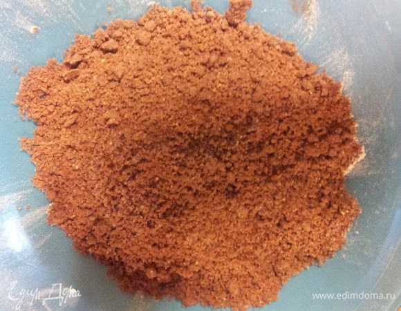 Мягкое сливочное масло добавляю к сухой массе и растираю в крошку