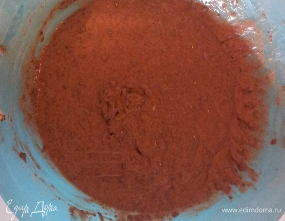 Затем добавляю яйца и сливки. Всё смешиваю.