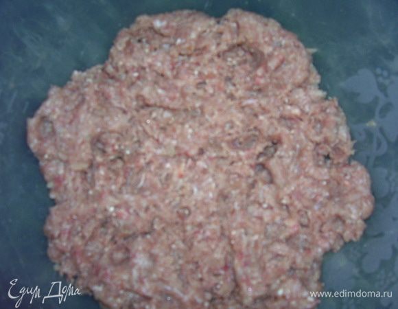 Яблоки и лук очистить. Перемолоте мясо, яблоки, лук, добавить яйцо, сухари панировочные 2 ст. л. и специи, хорошо перемешать.