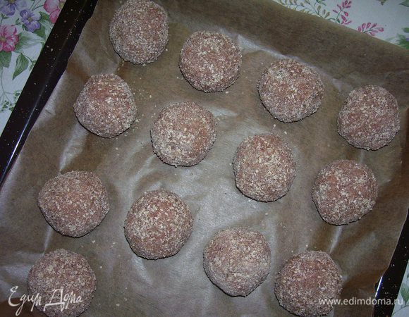 Разогреть духовой шкаф до 220 гр. Из фарша сформировать "бомбочки", обвалять в панировочных сухарях с кунжутом. "Бомбочки" разложить на противень и выпекать 45 мин.