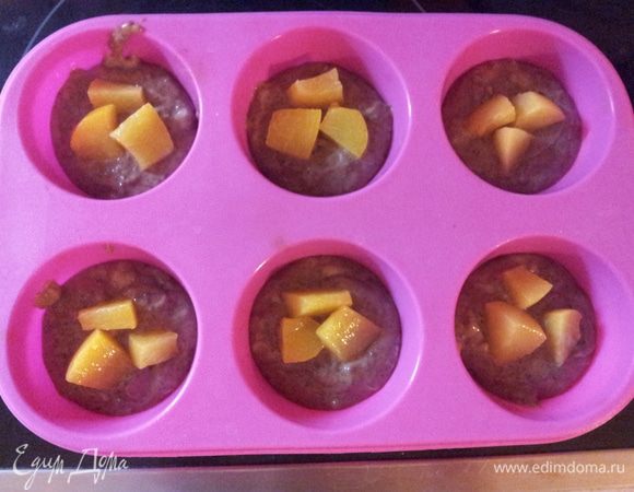 Раскладываю в формочки по 1 ст.л. теста, затем в середину мелко порезанный абрикос, и снова 1 ст.л. теста. Ставлю в разогретую до 180 гр. духовку на 20 минут.