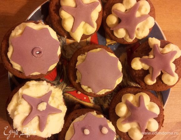 Для крема взбиваю сливки, затем добавляю сыр и просеянную пудру, всё взбиваю! Украшаю остывшие маффины! Можно украсить, чем душе угодно! У меня была мастика! Готово! 