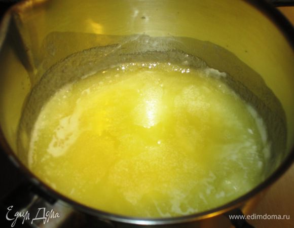 На слабом огне растопить сливочное масло.