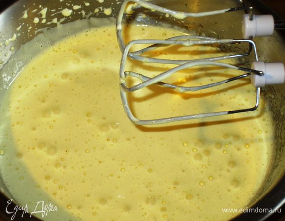 Взбить яйца и желтки с сахаром до получения светлой,пышной массы.