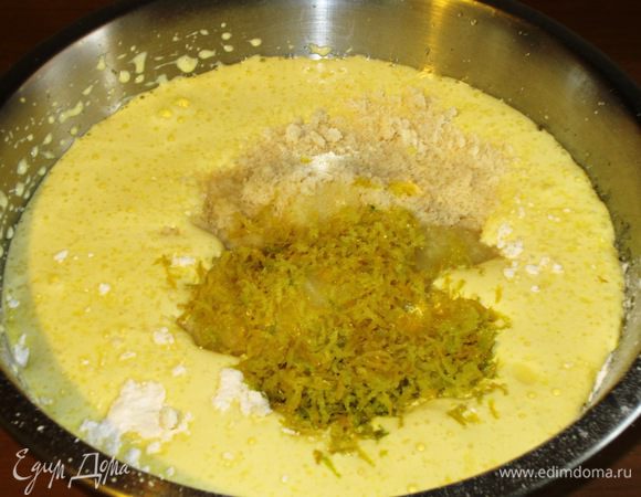 Добавить просеянную муку с крахмалом, соль, миндальную муку,сливочное масло,цедру и лимонный сок.