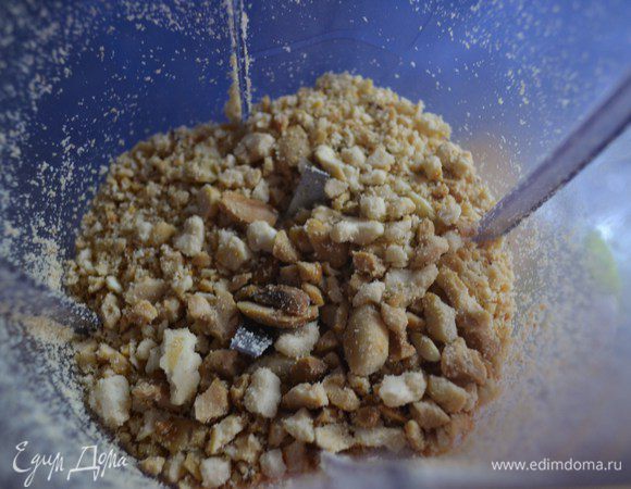 Арахис очистить от скорлупы и кожицы. Обжарить на небольшом огне в течение 2 минут. Измельчить орехи в блендере. 