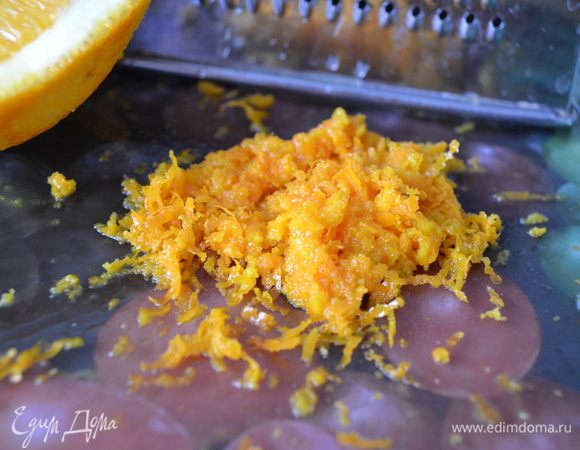 С половины апельсина снять цедру.