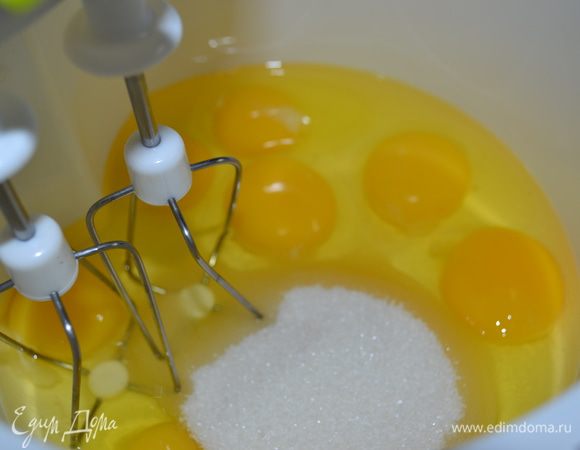 Яйца взбить с сахаром до состояния негустой сметаны. Масса в несколько раз увеличится в объеме.