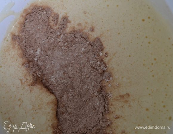 Муку просеять с какао и крахмалом. Добавить к яичной массе. Аккуратно перемешать вручную.