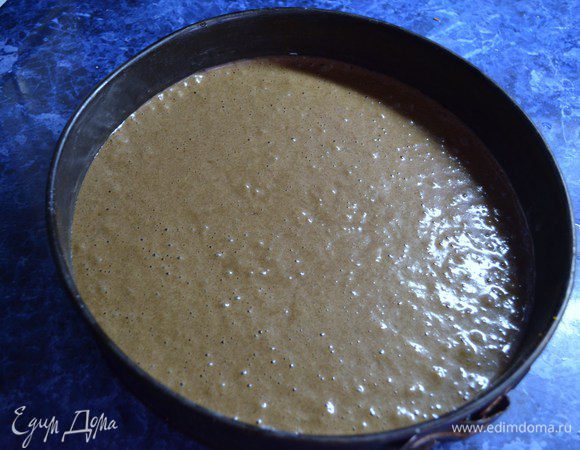 Муку просеять с какао и крахмалом. Добавить к яичной массе. Аккуратно перемешать вручную.
Растопить сливочное масло. Добавить его к тесту, вместе с цедрой апельсин. Перемешать лопаткой. Дно формы для торта выстилать бумагой для выпечки, смазать мягким сливочным маслом и присыпать мукой. Вылить тесто в форму. Прокрутить форму несколько раз в одну сторону. Выпекать при 180С 25-30 мин. Готовность проверить зубочисткой.
