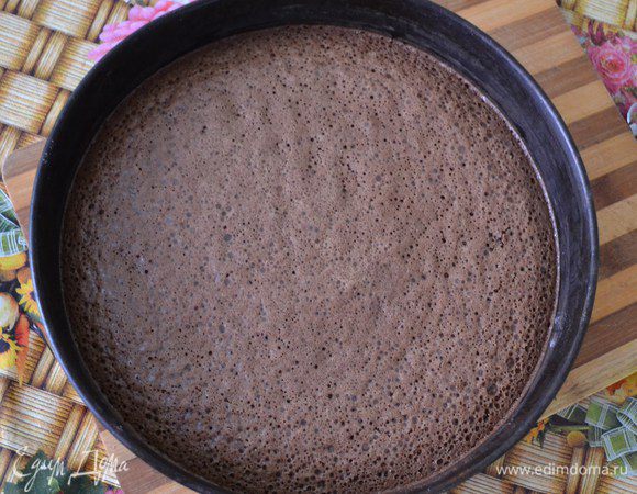 Готовый бисквит остудить, вынуть из формы. Если нужно разрезать его на 2 части. Также приготовить и второй бисквит.