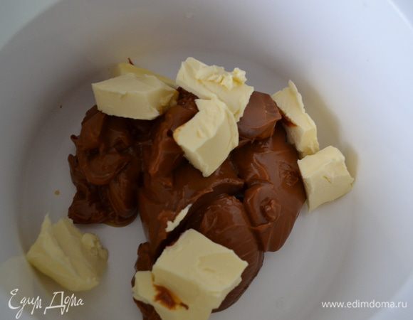 Для крема сгущенку смешать со сливочным маслом.