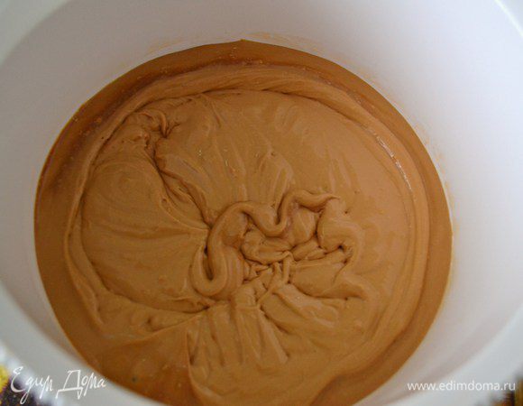 Взбить на средней скорости до однородности. Убрать в холодильник до использования.