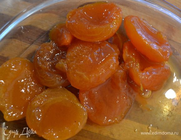 Для пропитки я использовала половинки абрикосов, законсервированные в собственном соку. Предварительно я измельчила их в блендере до однородного и  жидкого состояния. Если вам требуется, проделайте тоже самое.