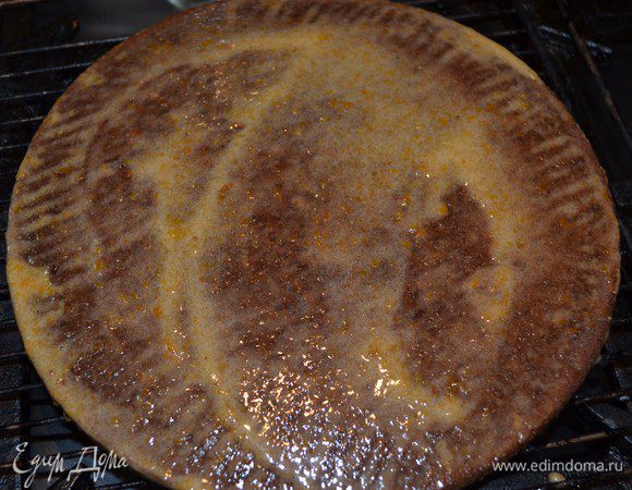 Оба бисквита обмазать джемом или вареньем со всем сторон.