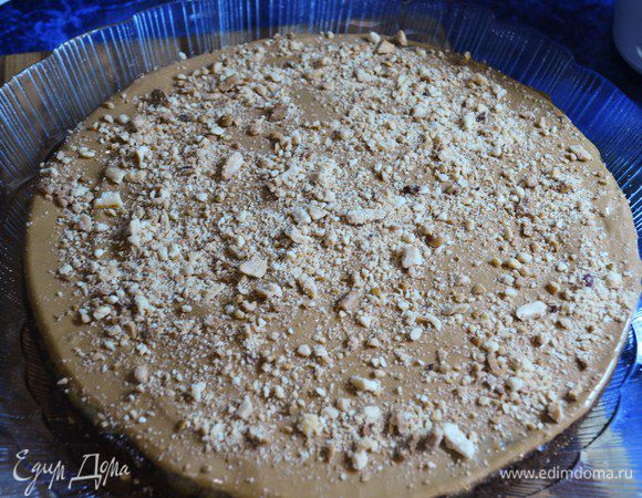 Бисквиты покрыть кремом и посыпать измельченными орехами.