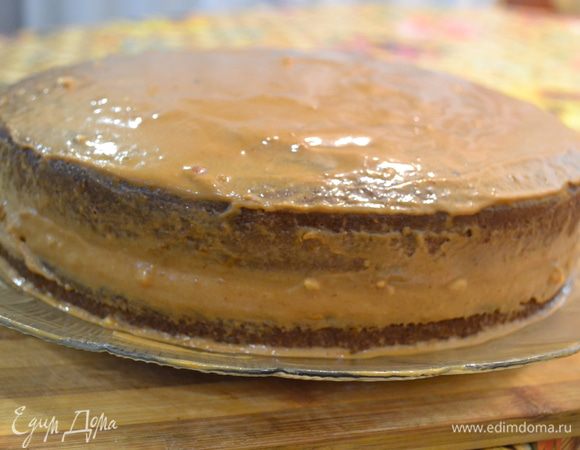 Соединить бисквиты кремами вовнутрь. Обмазать торт оставшимся кремом.