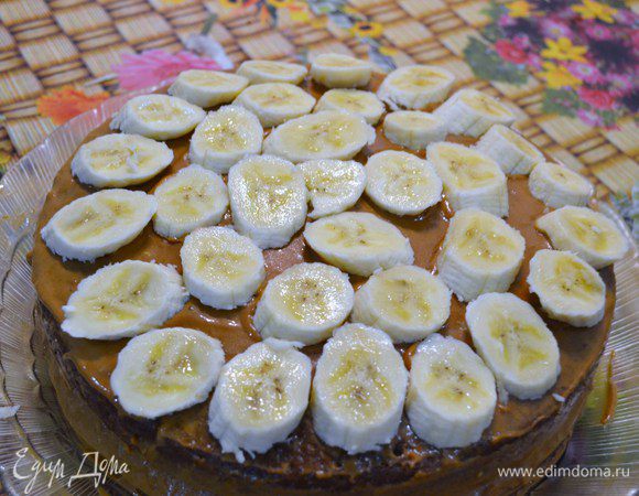 Бананы нарезать кольцами и выложить поверх торта.