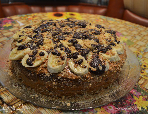 Посыпать оставшимися орехами. 