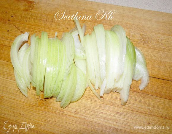 Лук нарежьте очень тонко перьями.