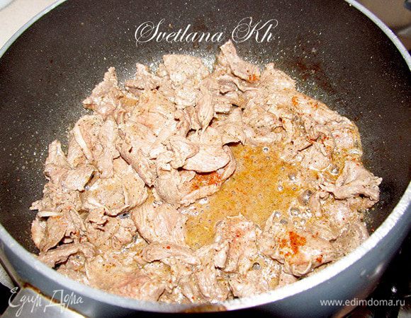 В небольшом количестве растительного масла быстро поджарьте мясо. Посолите, добавьте специи для мяса и красный перец. Мясо готовится быстро, так как нарезано тонкими ломтиками. Попробуйте, оно должно быть мягким.