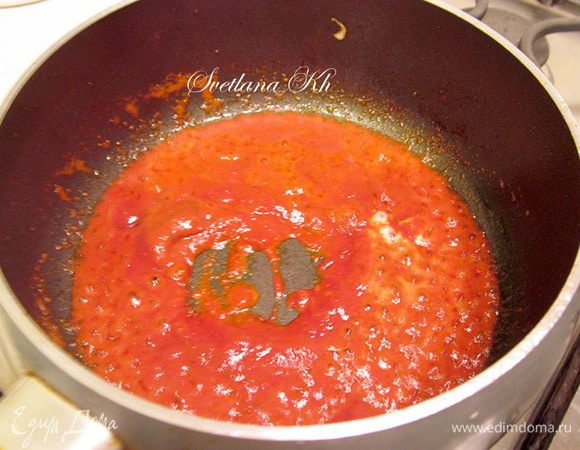 В этом же сотейнике растопите сливочное масло, соедините его с томатной пастой. Посолите по вкусу и добавьте щепотку сахара — совсем немного. На этом этапе вы можете положить ваши любимые специи. Я всегда добавляю еще красный перец или паприку, потомите 2 минуты. Влейте стакан воды. Дайте покипеть 2 минуты и выключите. Нужно смотреть, чтобы красного соуса хватило на обе порции, его должно быть достаточно и для пропитки хлеба. Он имеет кисловатый вкус, сладким быть не должен.