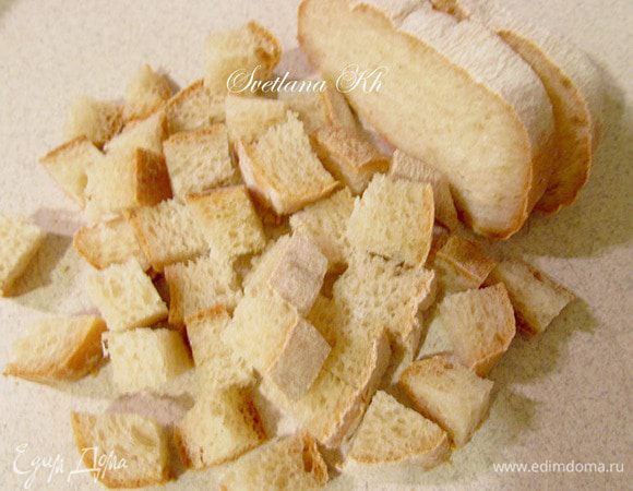 Лепешку или чиабатту нарежьте кубиками и выложите на сервировочное блюдо, разделив на 2 части. Искандер-кебаб всегда подают в продолговатых блюдах, обычно глиняных или из металла. У меня, конечно же, фарфор, так как глиняных не нашлось.