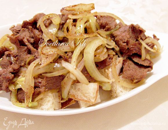 Поверх кубиков лепешки выложите мясо с луком. Полейте красным соусом. Соуса должно быть достаточно, чтобы весь хлеб под мясом пропитался. Рядом выложите йогурт. Едят искандер-кебаб набирая мясо и хлеб вместе с соусом, не забывая и о йогурте. Ах, как это вкусно!