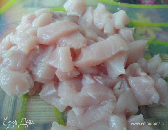 Куриную грудку нарезать небольшими кубиками. Посолить, поперчить. Обжарить на раскаленной сковороде с оливковым маслом 10 мин.