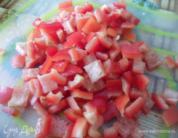 Кубиками нарезать болгарский перец.