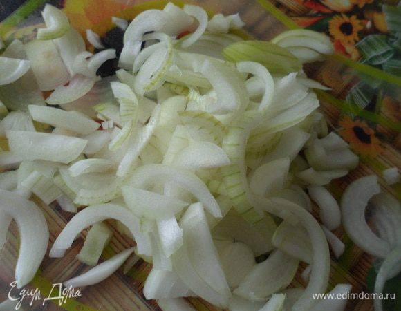 Лук нарезать полукольцами. Обжарить вместе с перцем в течение 5 минут.