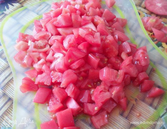 Помидоры нарезать кубиками.