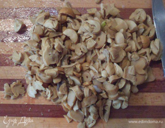 Шампиньоны нарезать средними кусочками. По желанию обжарить.
