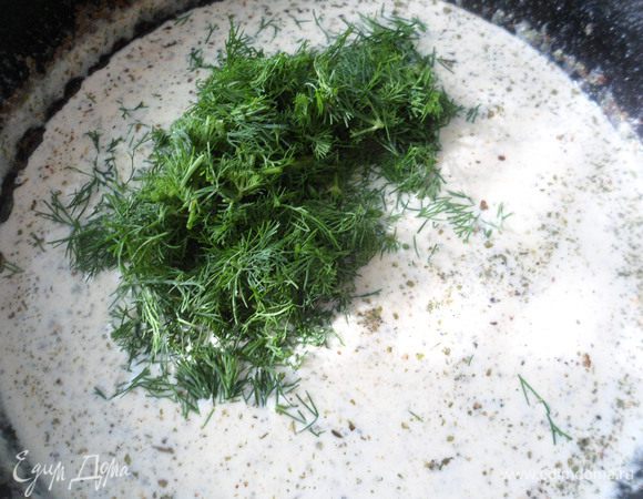 Для соуса на сковороде растопить сливочное масло. Добавить соль, перец, мускатный орех. Влить сливки. Добавить немного сыра (ок. 70 г) и укроп.  Помешивая держать на огне около 7 минут.