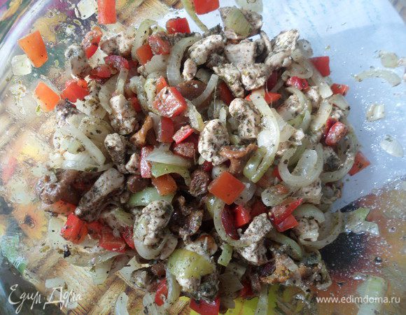 Смешать перец, курицу, лук и грибы.