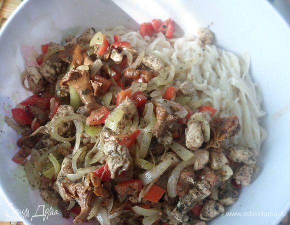 Овощи с мясом добавить к пасте. Перемешать.