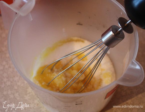 Белки отделяем от желтков. Желтки взбить с сахаром в пышную пену.