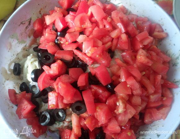 Добавить помидоры и маслины. Перемешать.