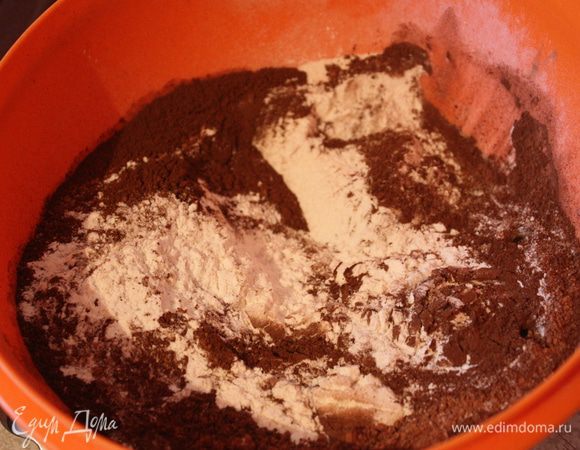 В миске смешать просеянную муку с разрыхлителем,какао-порошком,содой и ванильным сахаром.