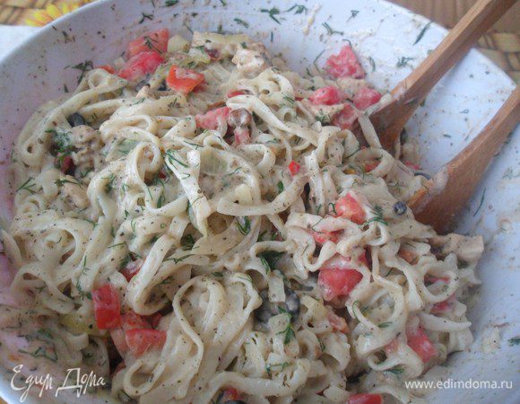 Натереть сыр и добавить к пасте. Перемешать и сразу же подавать.