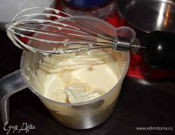 В желковую массу добавить размягченное масло и взбить 1-2 минуты.