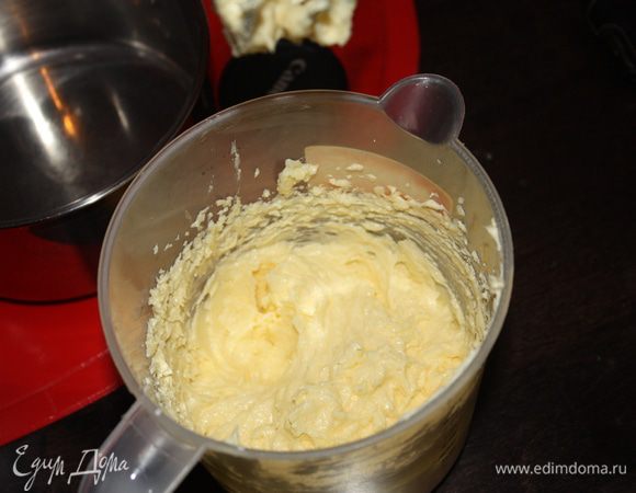 Продолжая взбивать,потихоньку добавляем кефир.
