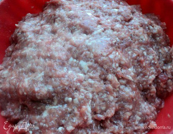 Мясо и почеревок перемолоть на мясорубке. Посолить по вкусу. Специи растворить в вине и добавить вино в фарш, хорошо перемешать. Накрыть миску пищевой пленкой и поставить в холодильник созревать минимум на 1 час. У меня получилось на всю ночь.