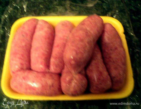 Готовые колбаски перевязать в виде небольших сарделек.