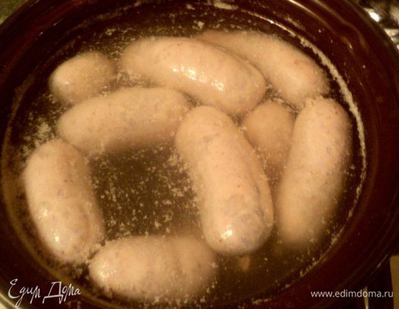 Традиционно винные колбаски готовятся на гриле. Но я пошла немного другим методом: прогрела колбаски в воде при температуре 90 градусов в течении 20мин.