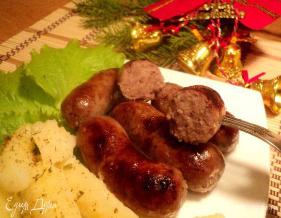 Слегка приваренные колбаски выложила на противень, смазать маслом и запекла в духовке при температуре 200 градусов в течении 30 мин.
Подавать в картофелем или квашенной капустой. Приятного аппетита!
