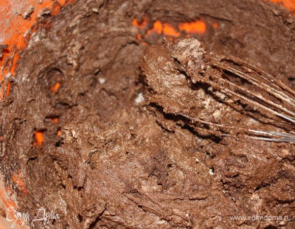 потихоньку вводим сухие ингредиенты и все вымешиваем хорошенько,чтобы не было комочков.