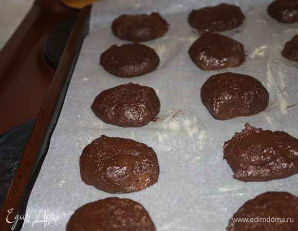 Противень застелить бумагой,смазать ее маслом и выкладывать тесто ложкой либо кондитерским мешком. Выкладываем тонким слоем примерно по 4-5 см в ширину. У меня получилось 2 противня по 19 печенюшек каждый.Ставим в разогретую до 170 градусов духовку на 15-17 минут. Достаем,охлаждаем и снимаем с противня.