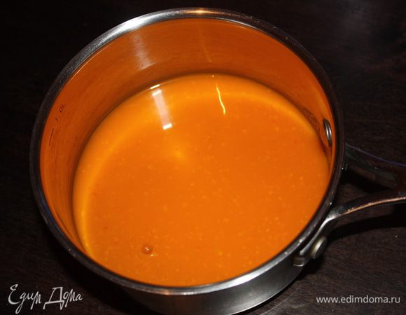 Пока печенья остывают приготовим суфле. Я отжимала сок из полкило размороженных ягод. В сотейнике смешайте облепиховый сок с сахаром (3-4 ст.л. отложите) и поставьте на огонь.