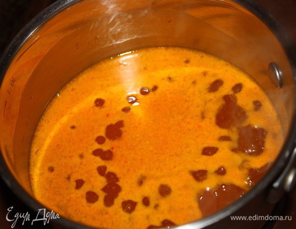 Облепиху с сахаром доведите до кипения и варите 5-7 минут на сильном огне,не мешая.